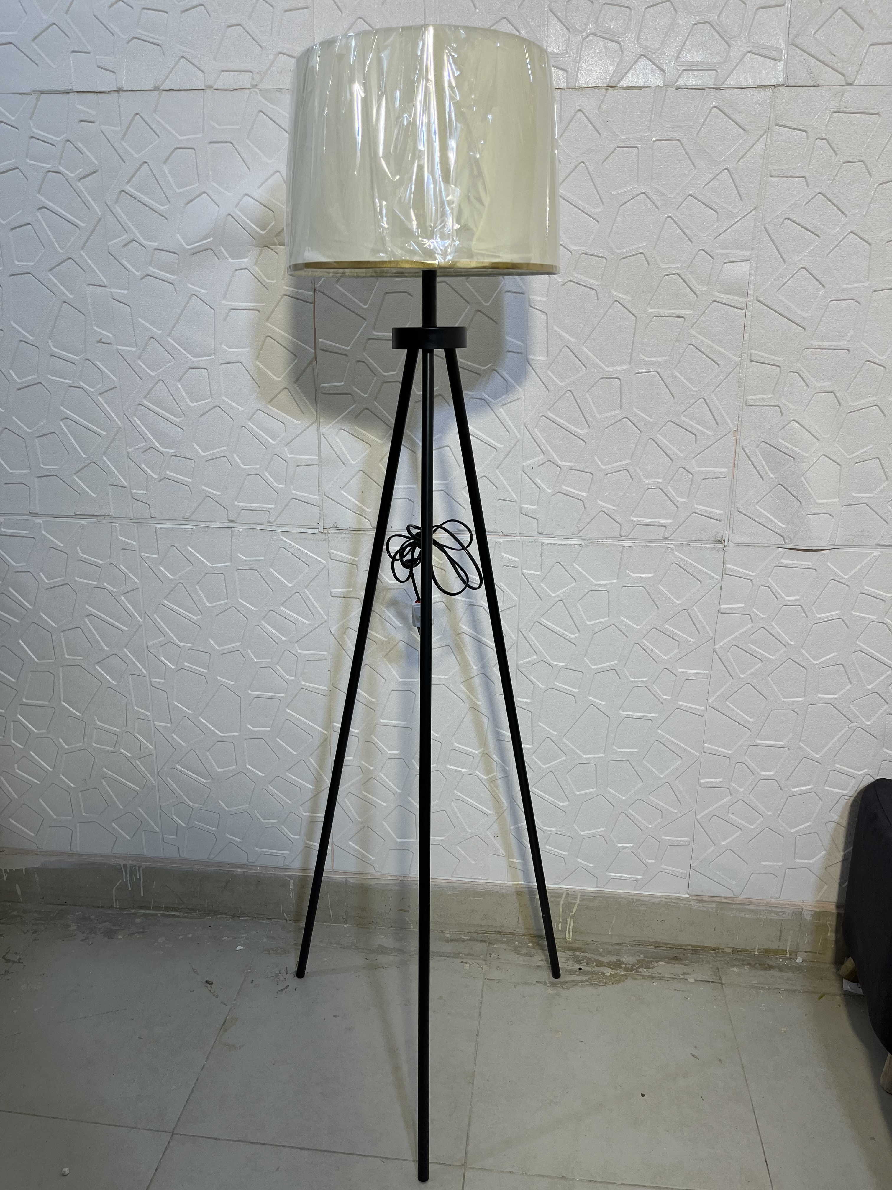 5ft tripot lamp with shade